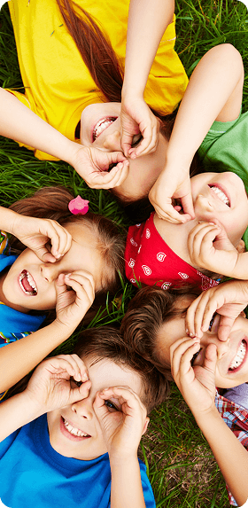 Щасливі діти на траві